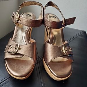 Metallic gold wedges